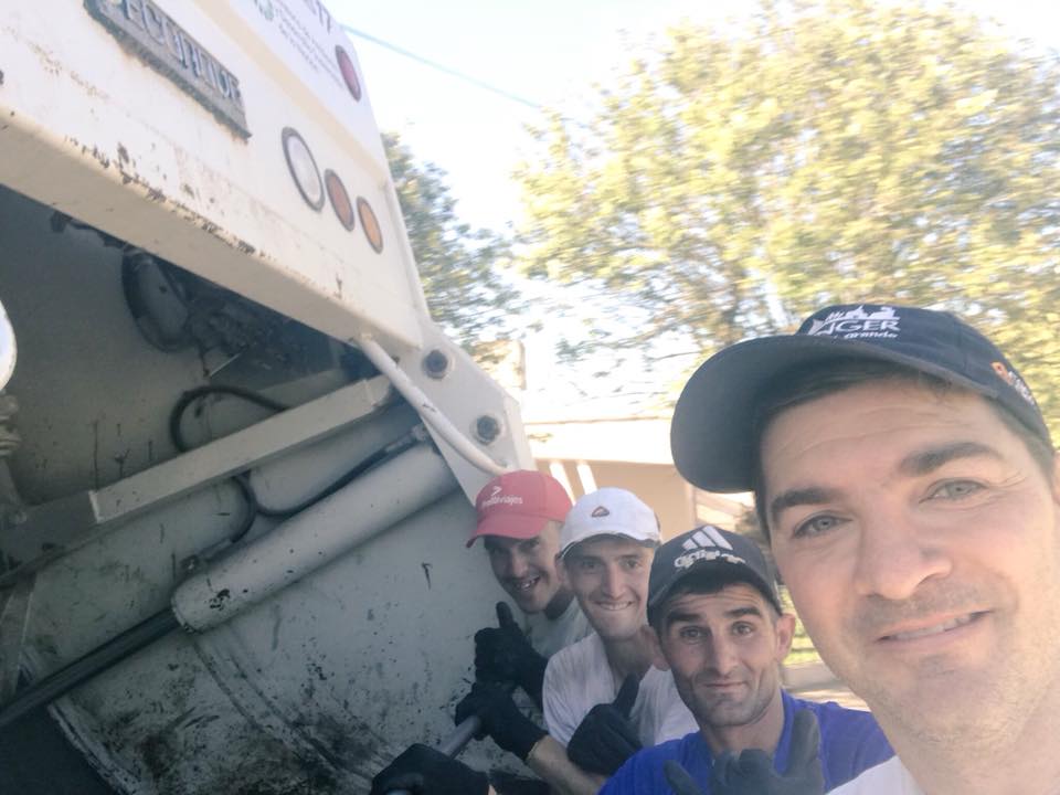 Intendente se subió al camión y ayudó a recolectar la basura