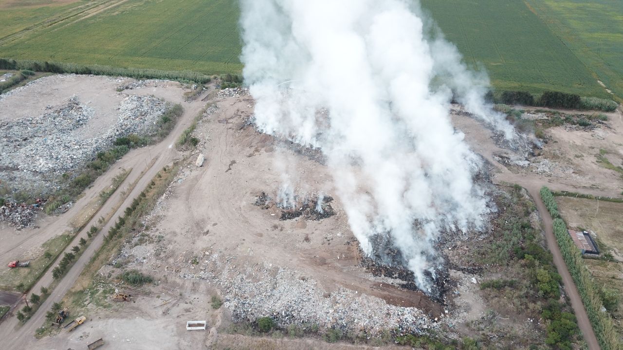 Basural a cielo abierto con fuego foto gentileza AIRDRONE vistas aéreas