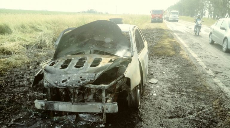 Se prendió fuego un auto en R9