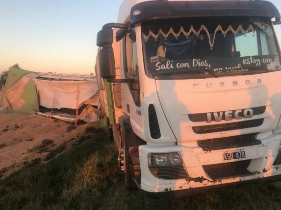 Vuelco de camion en Km 403 de Autopista