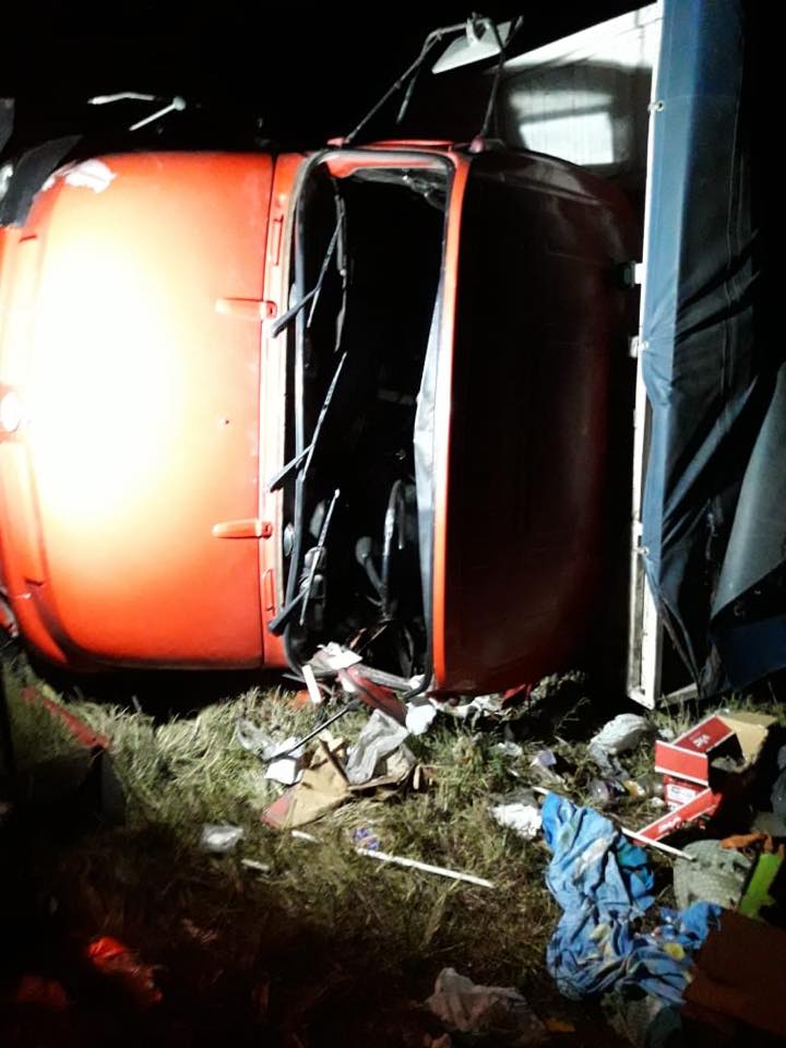 Chocan dos camiones en autopista