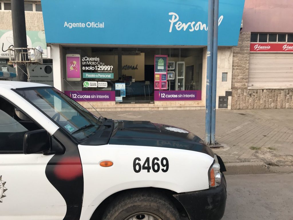 Roban celulares del local de personal