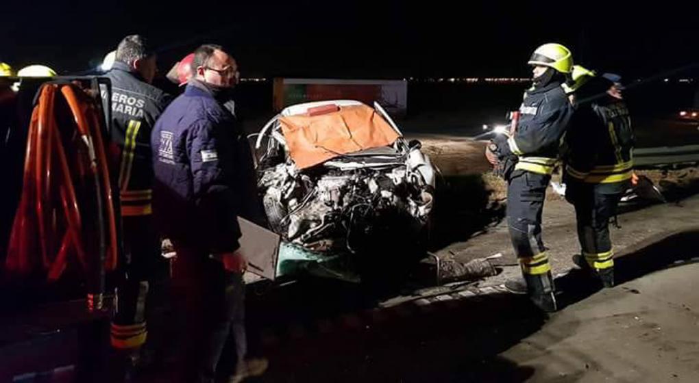 Iba en contramano por la autopista, chocó de frente contra un camión y murió