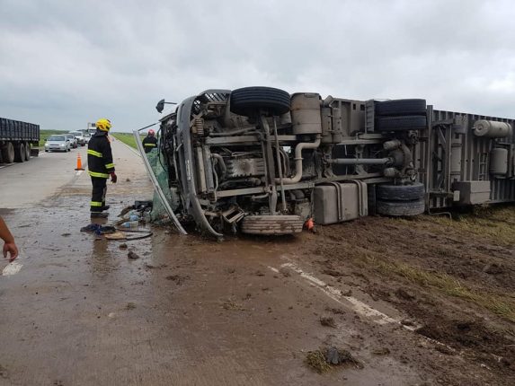 Vuelco de un camión en autopista