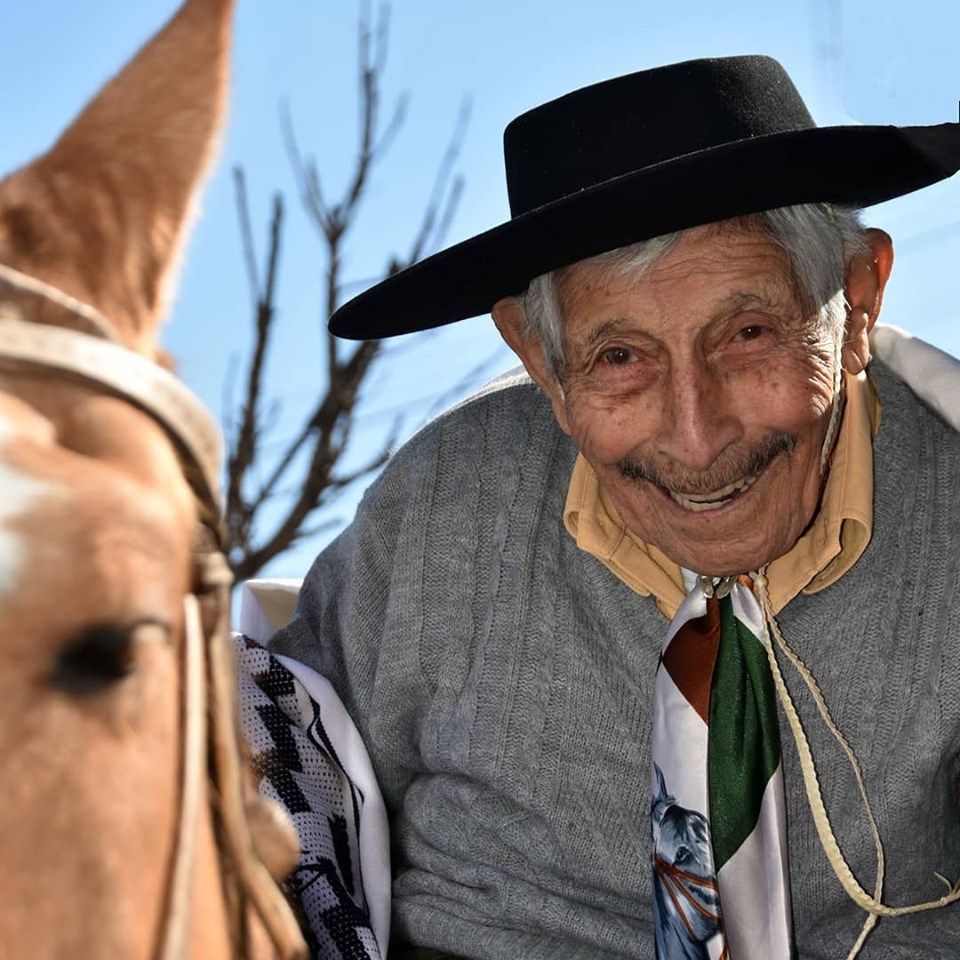 A caballo llegó a festejar su cumpleaños 100