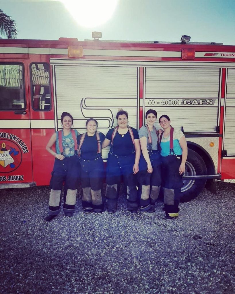 Las mujeres quieren el traje y ser bomberas