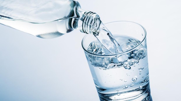 ¿Cómo tomar ocho vasos de agua por día?