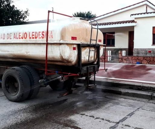 Localidades vecinas se cuidan del coronavirus desinfectando calles, autos y camiones