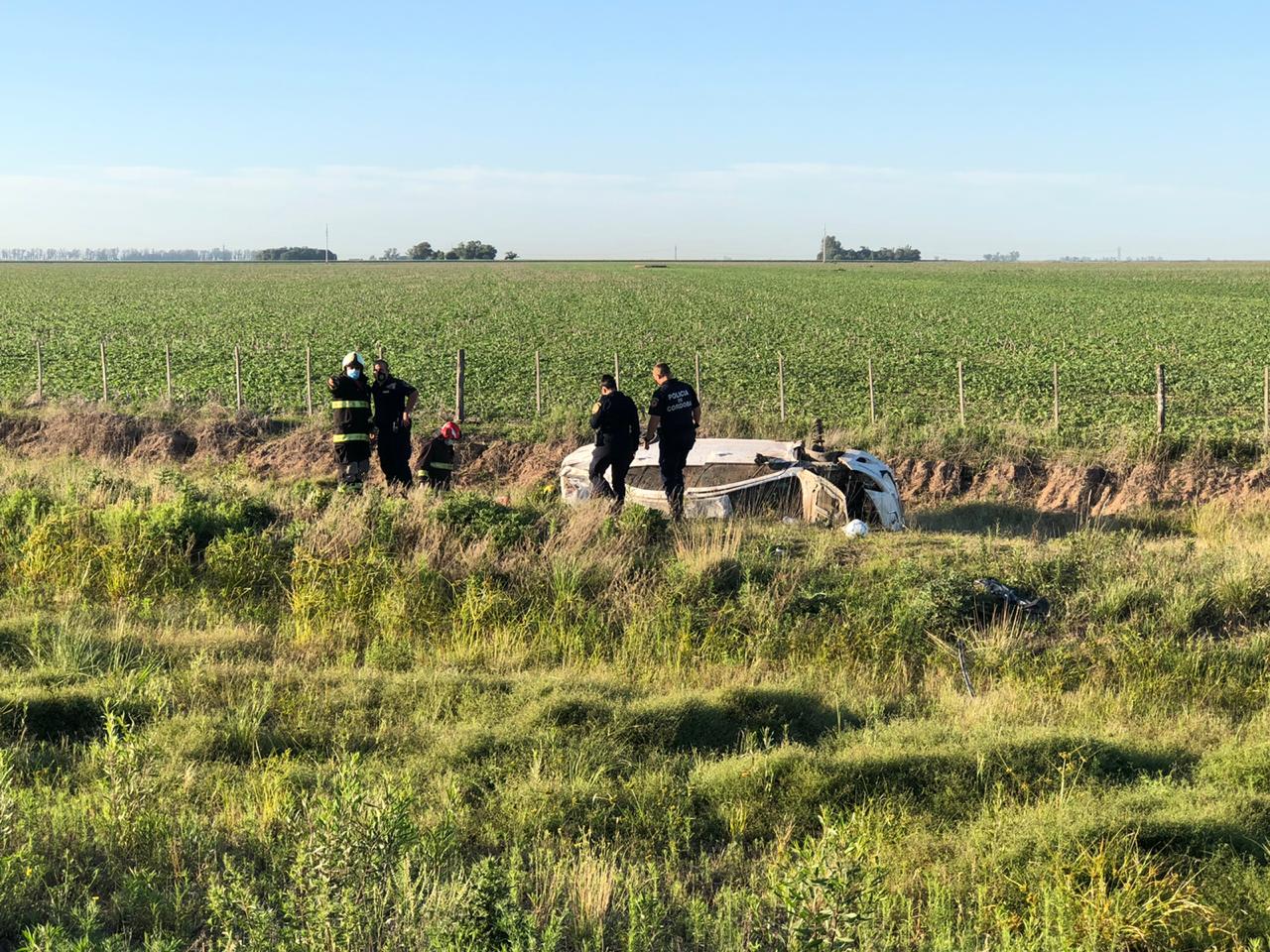 Vuelco de un auto sobre circunvalación oeste con  varios ocupantes