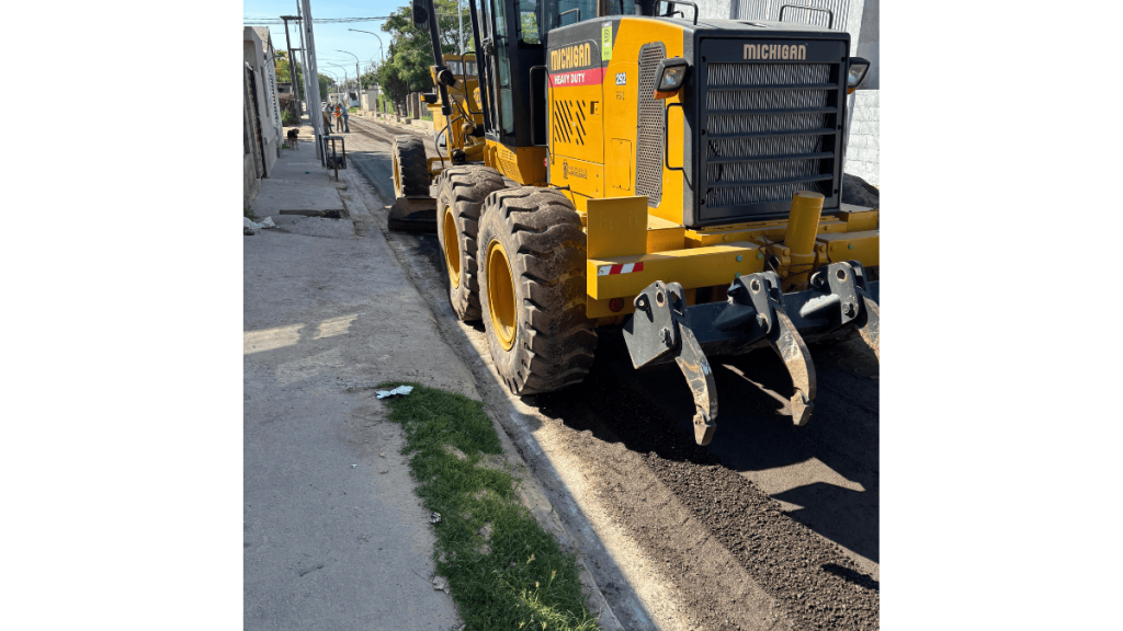 Maquinaria asfaltadora trabajando en la calle Campaña del Desierto en Marcos Juárez, con supervisión técnica y presencia de autoridades locales.